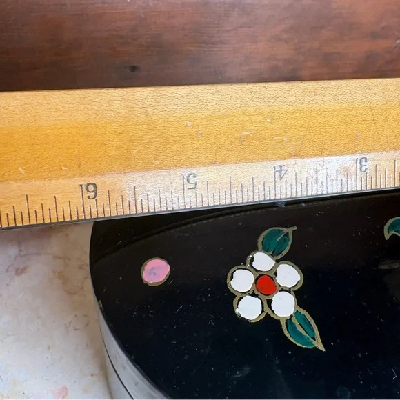 Vintage Lacquered Oval Lidded Box With Painted Flowers & Red Interior - Picture 8 of 11